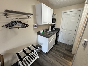 Double Queen Suite with Twin Bed and Kitchenette Photo 3