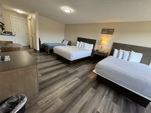 Double Queen Suite with Twin Bed and Kitchenette Photo 1