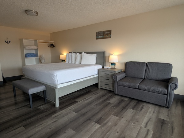 King Studio w/Kitchenette and Twin Sofa Sleeper Photo 1