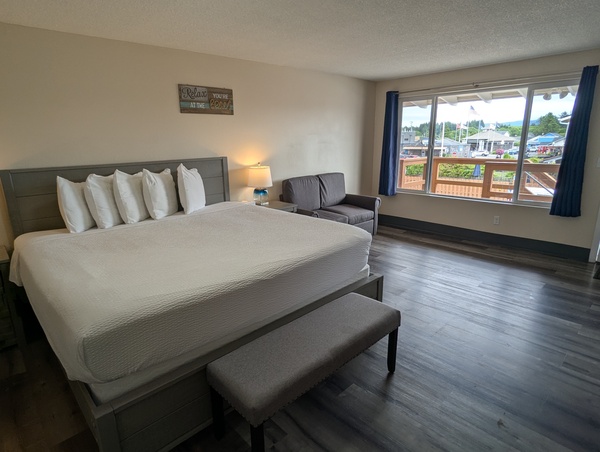 King Studio w/Kitchenette and Twin Sofa Sleeper Photo 3