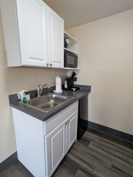 King Studio w/Kitchenette and Twin Sofa Sleeper Photo 4