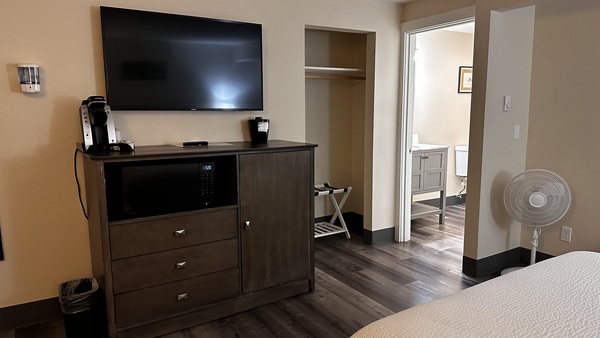 Queen Studio Photo 3